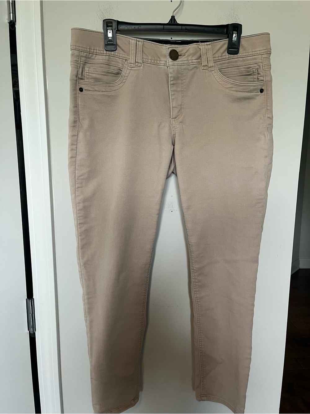 Democracy Cropped Ankle Jeans in Light Beige